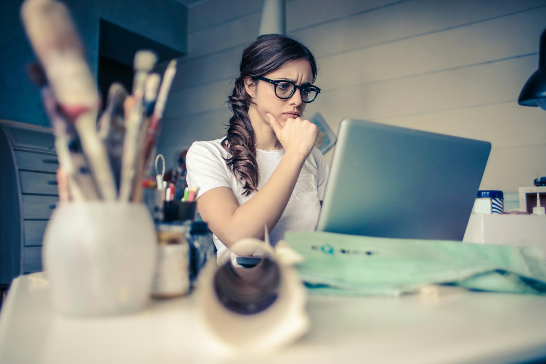 Holiday seo tips   women on computer keyword research   keybuzz digital marketing services